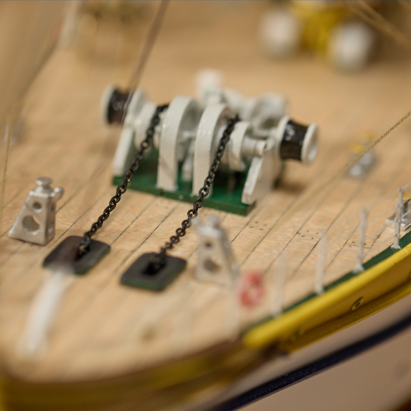 1 maletín con óleos, 1 caja de acuarelas y 1 caja de pasteles